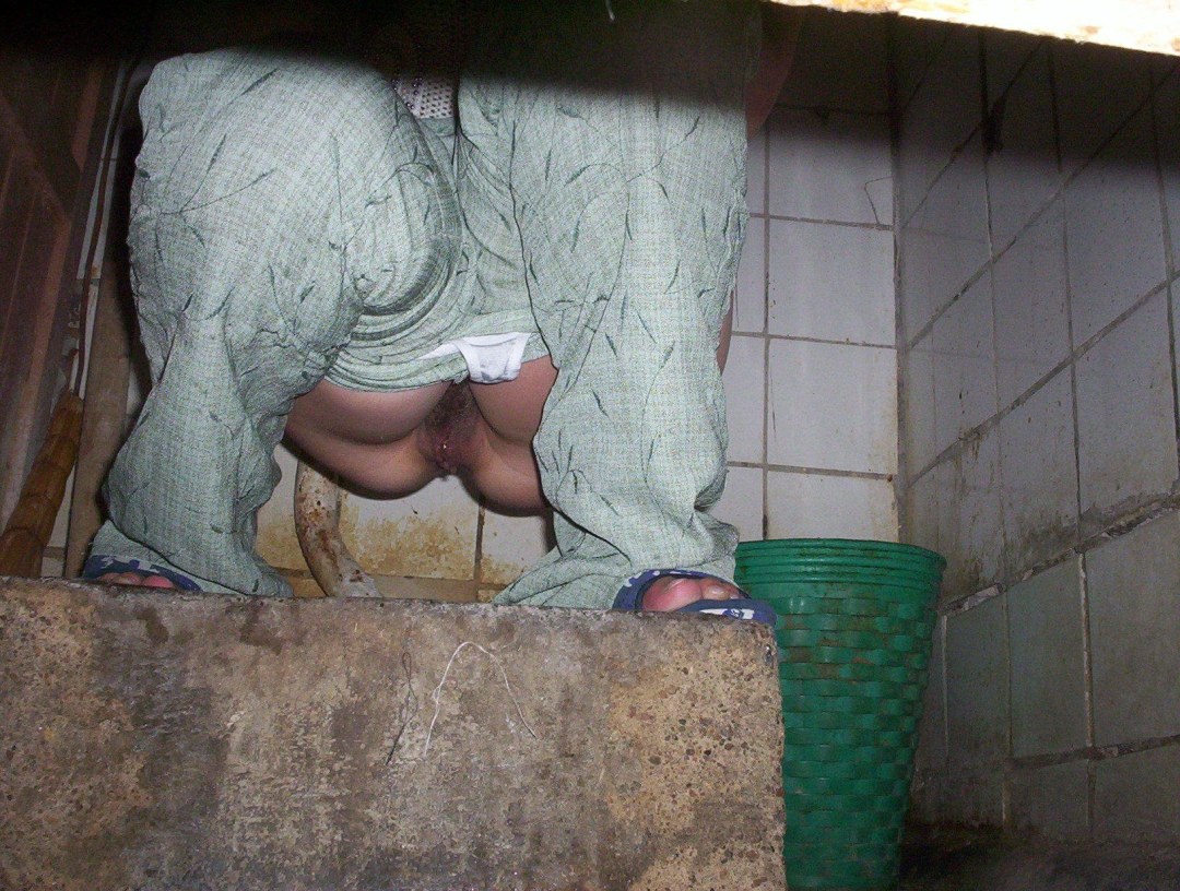 Cámara oculta en un baño de pueblo
