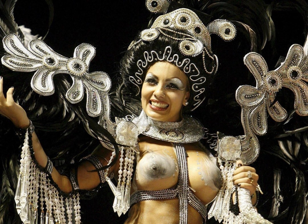 Grandes tetas en el carnaval en Río