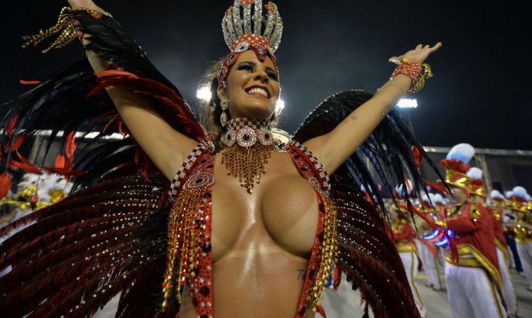 Andrea Martins Brasili Carnaval desnudo