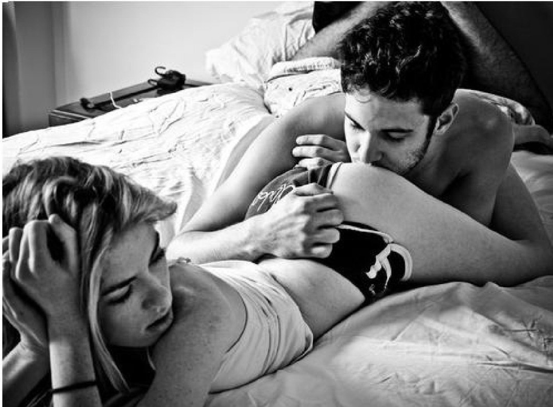 El chico besa a la chica en el culo