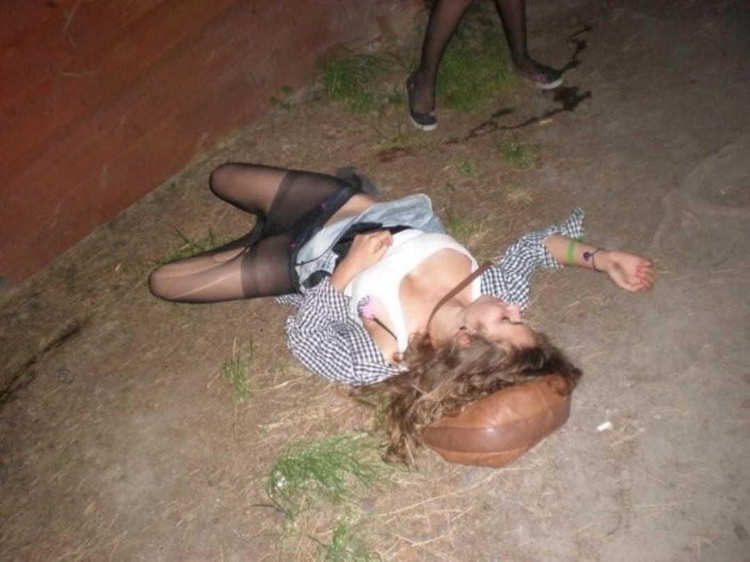 Chicas borrachas en la naturaleza