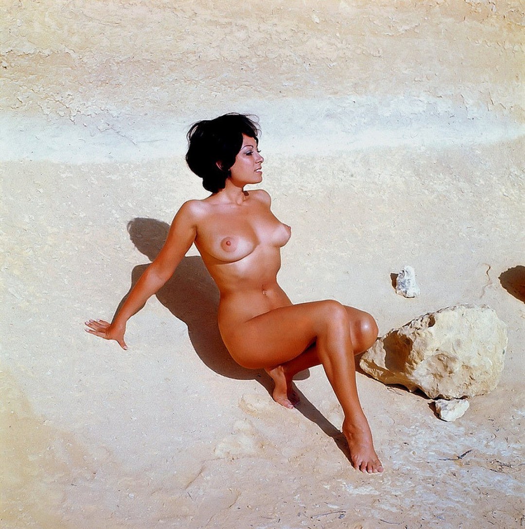 Mujeres desnudas en el mar retro