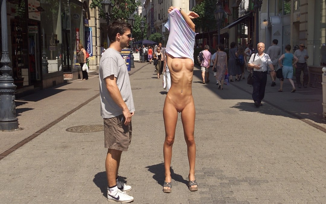 Gente desnuda en las calles de la ciudad