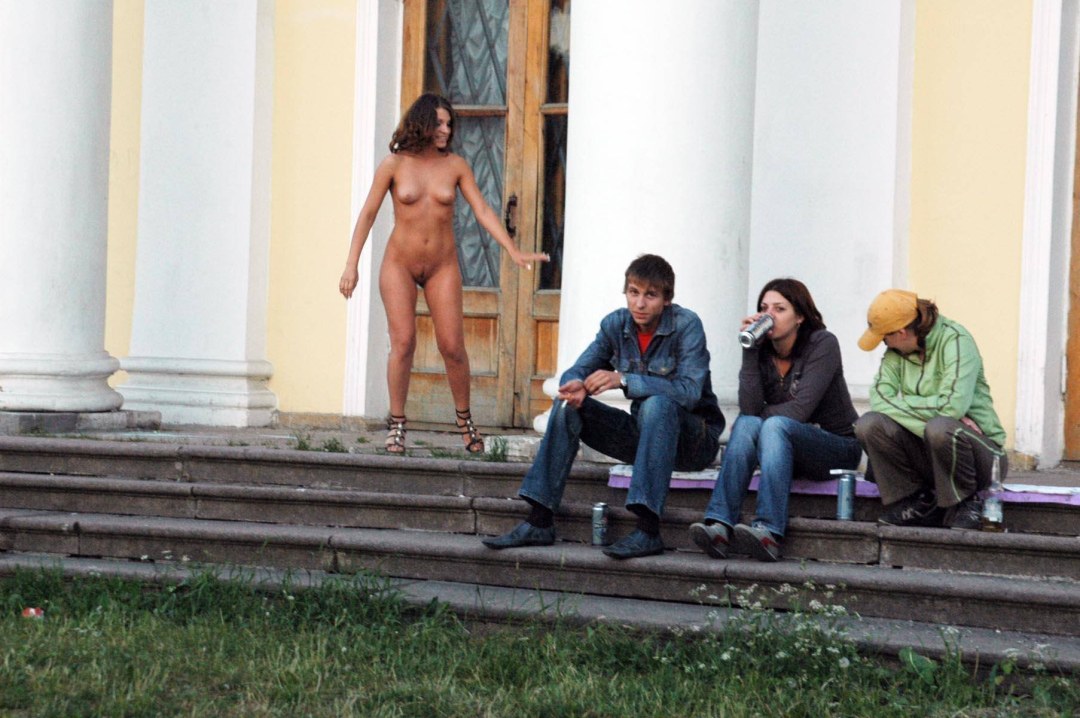 Desnudo frente a las chicas