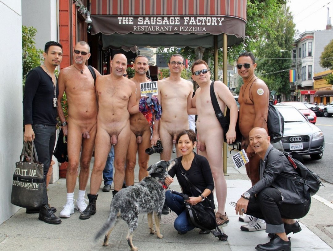Hombres desnudos en público