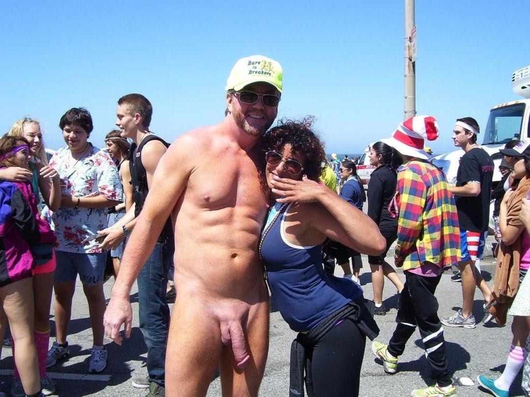 Hombres desnudos en público