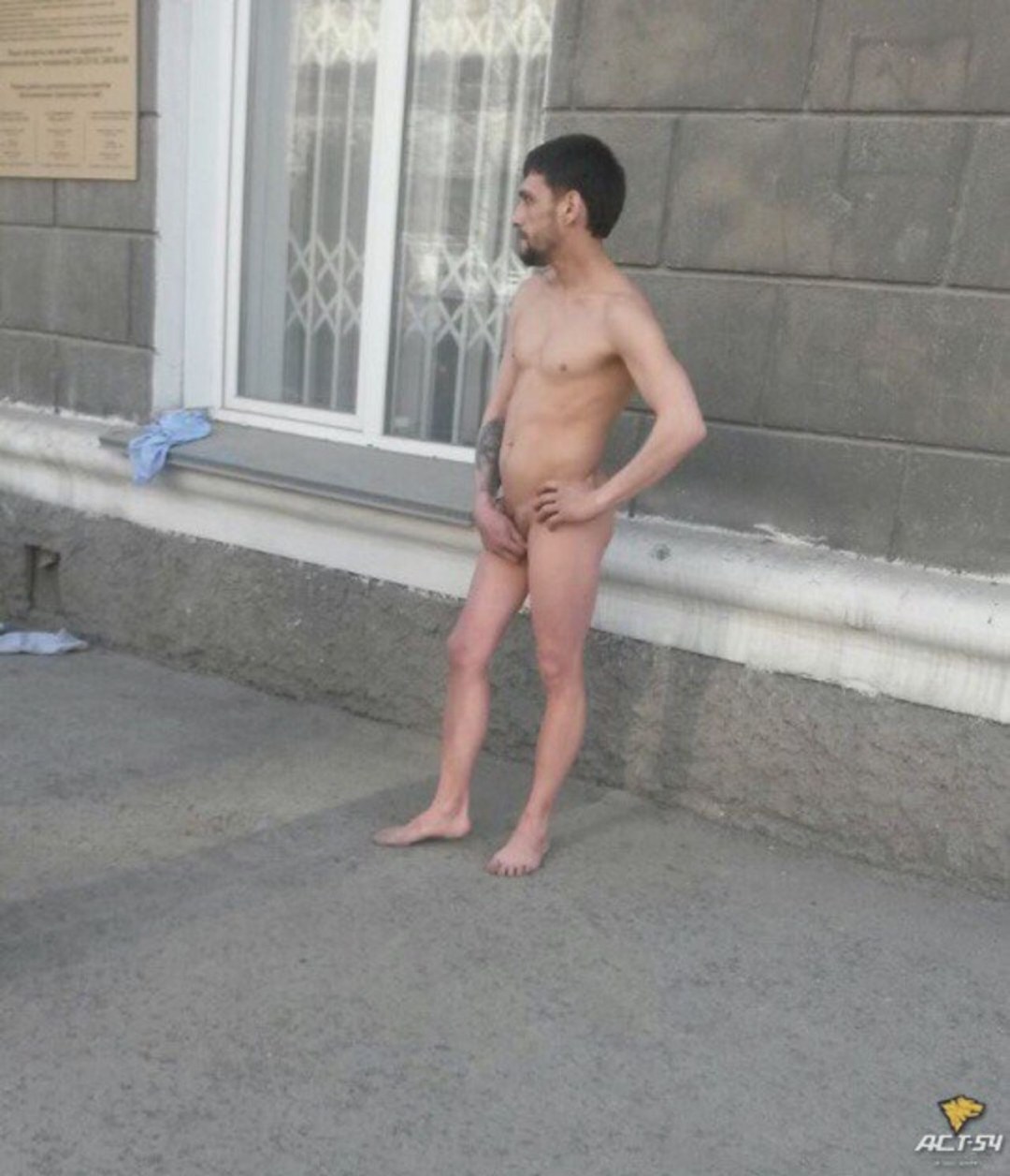 El tipo se desnudó en la calle