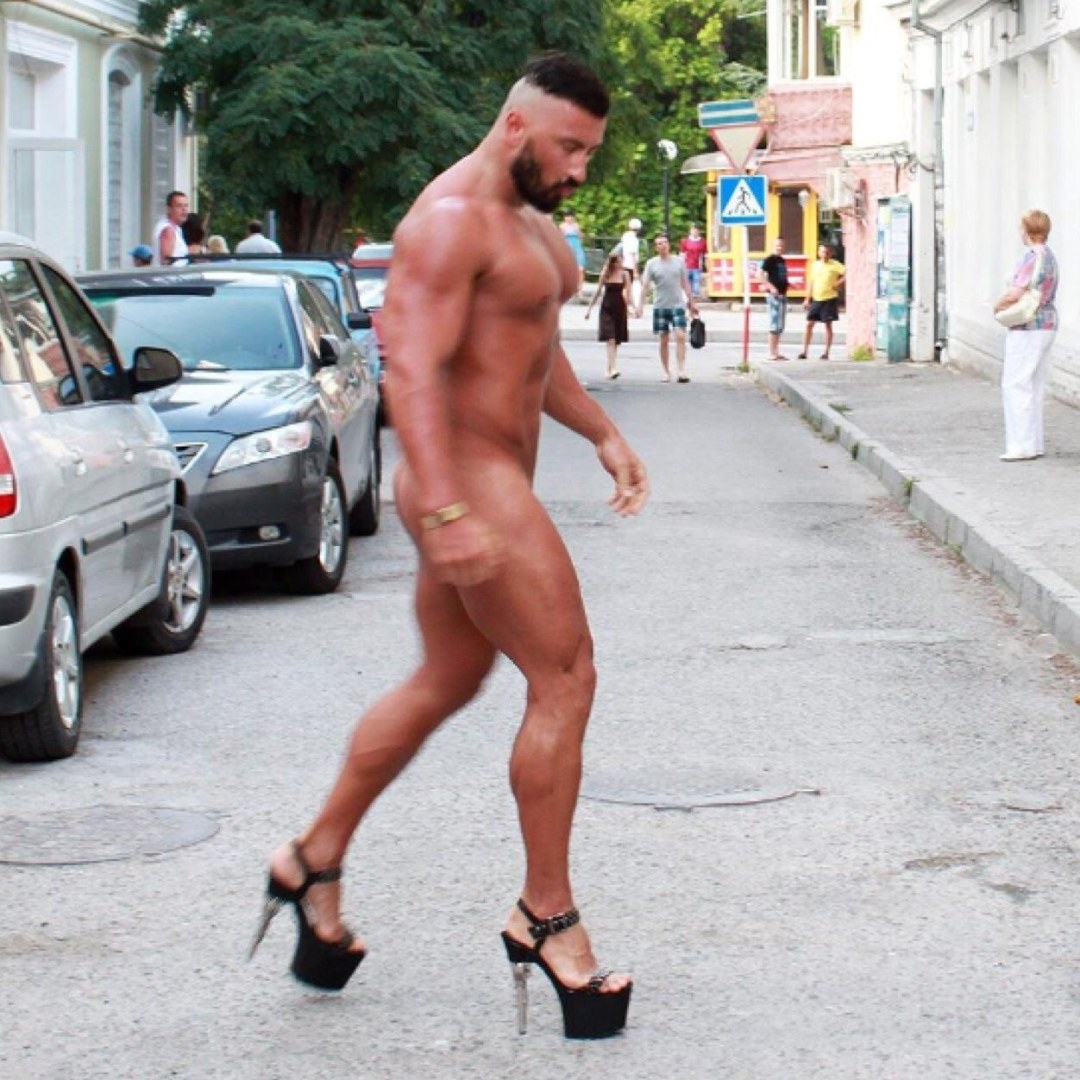 Chicos desnudos en las calles de la ciudad