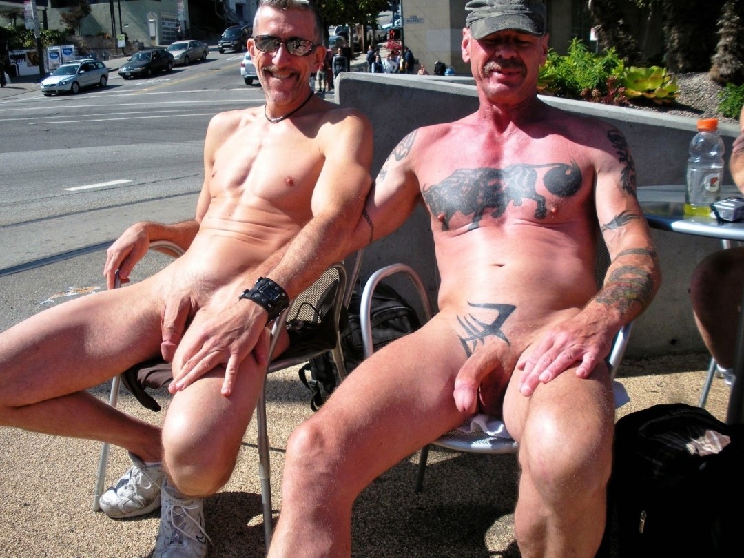 Miembro del hombre desnudo en público