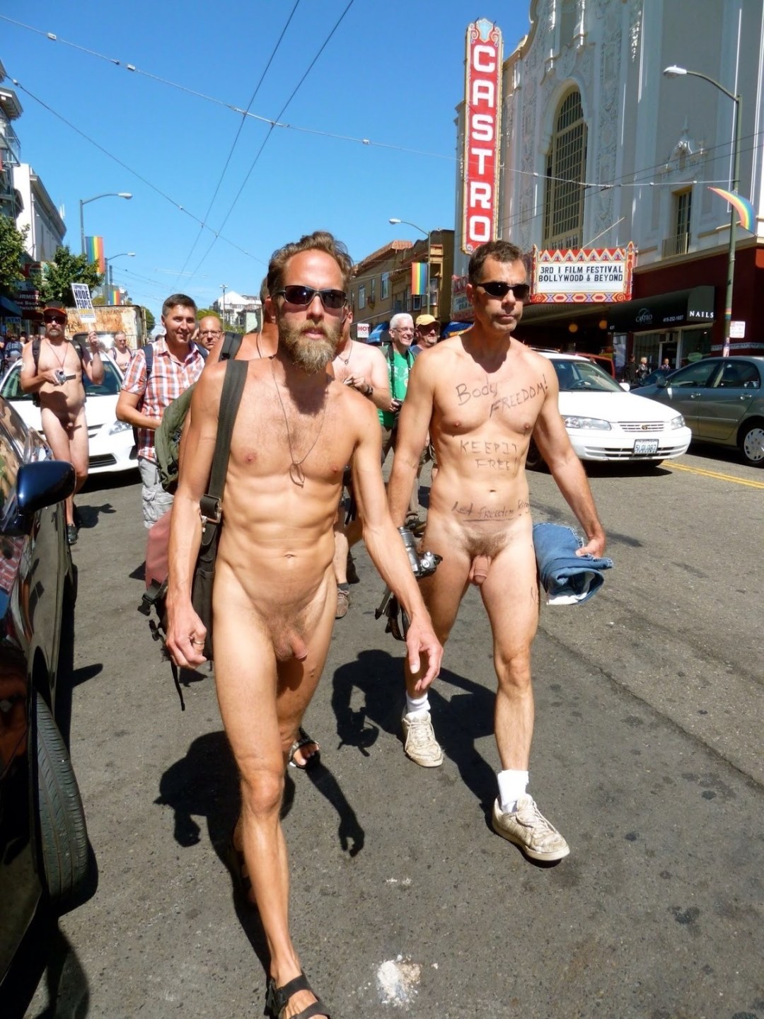 Hombres desnudos en público