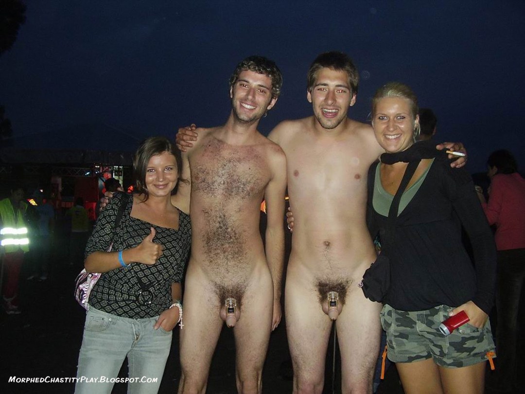 Chico desnudo entre mujeres