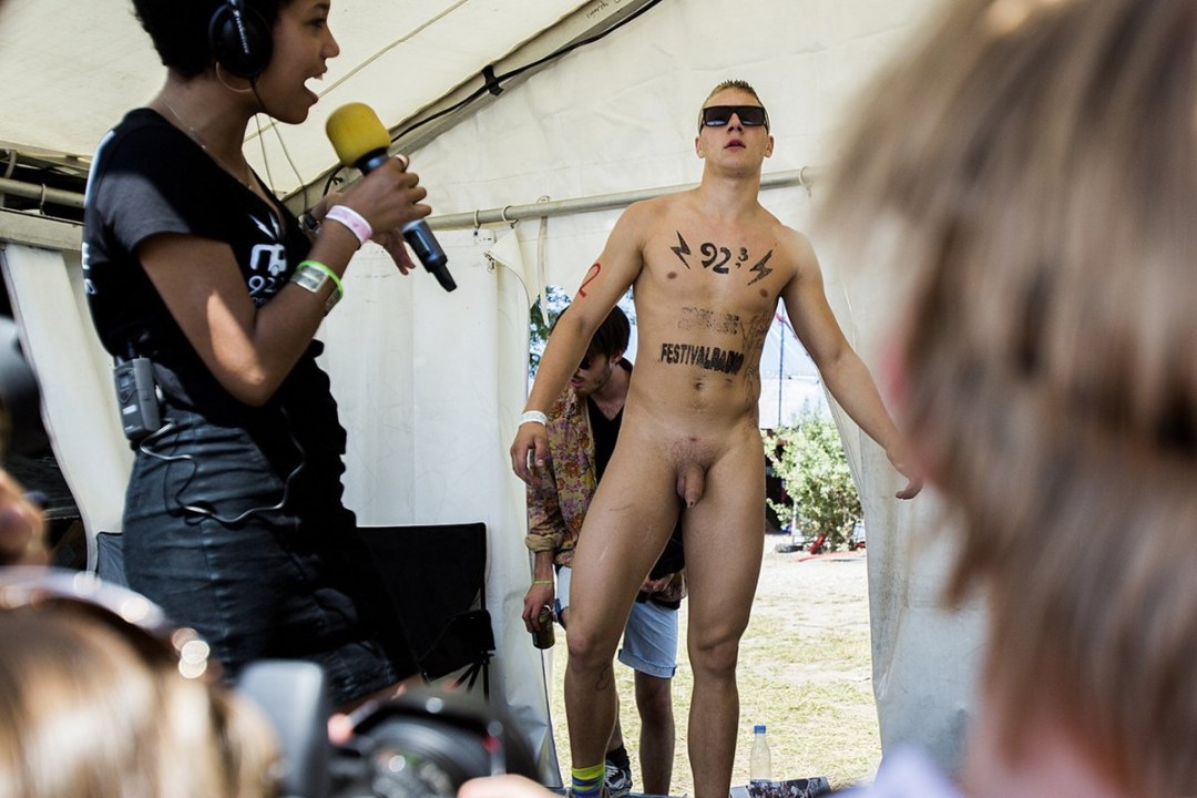 Los chicos se desnudan en la pasarela