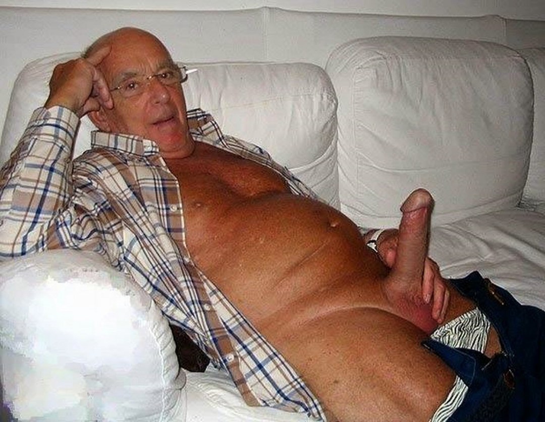 Miembro del viejo abuelo desnudo