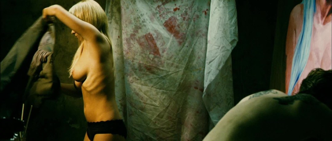 Escena de la cama de Zoya Berber en la película