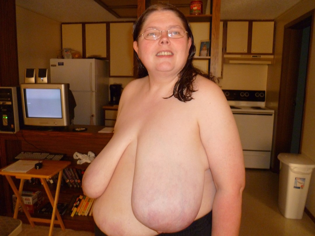 Enormes tetas al ombligo