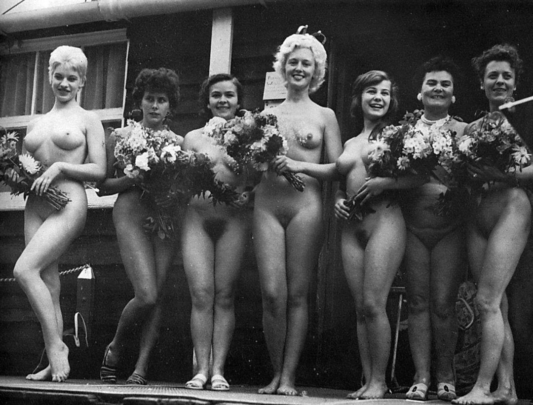 Concurso de belleza retro de mujeres desnudas