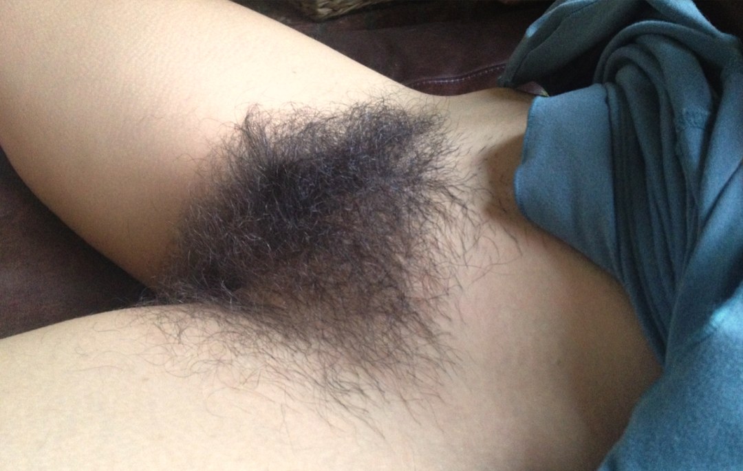 Pubis femenino muy peludo