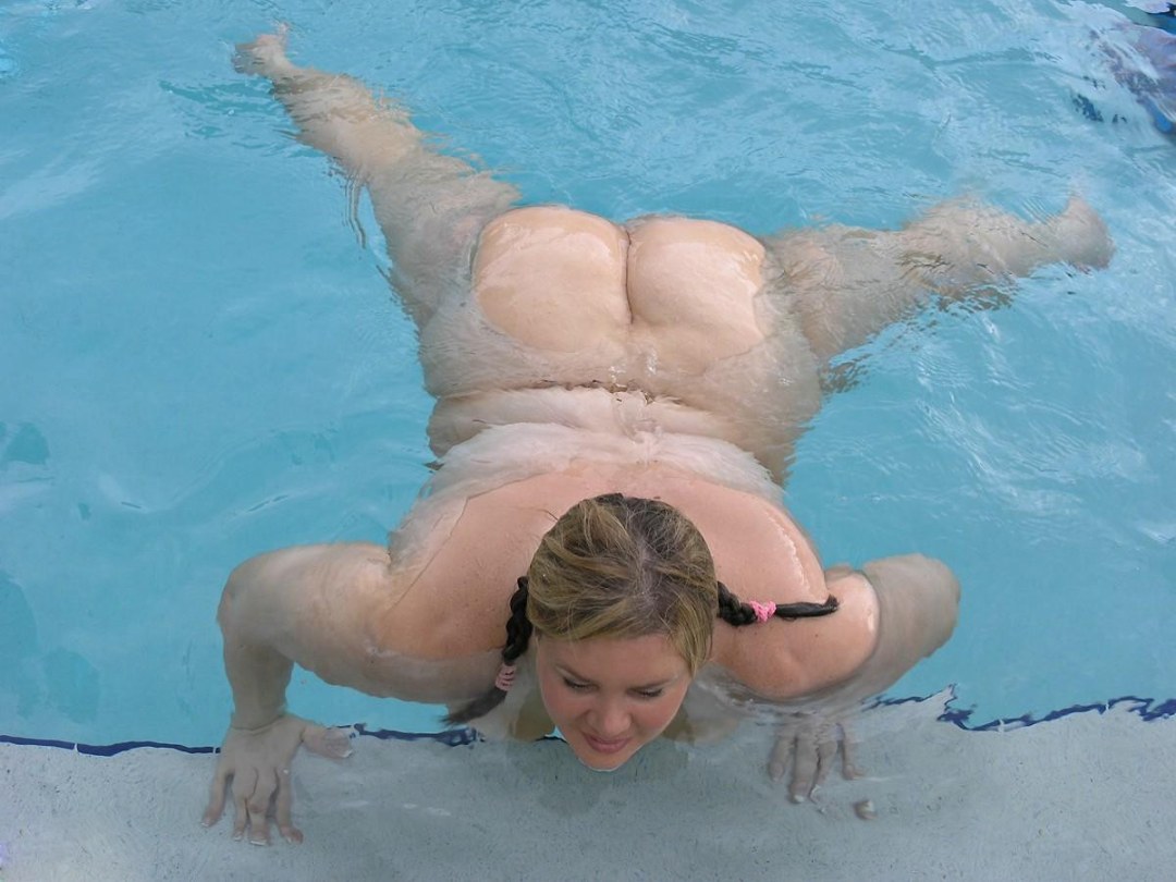 Mujer gorda desnuda junto a la piscina