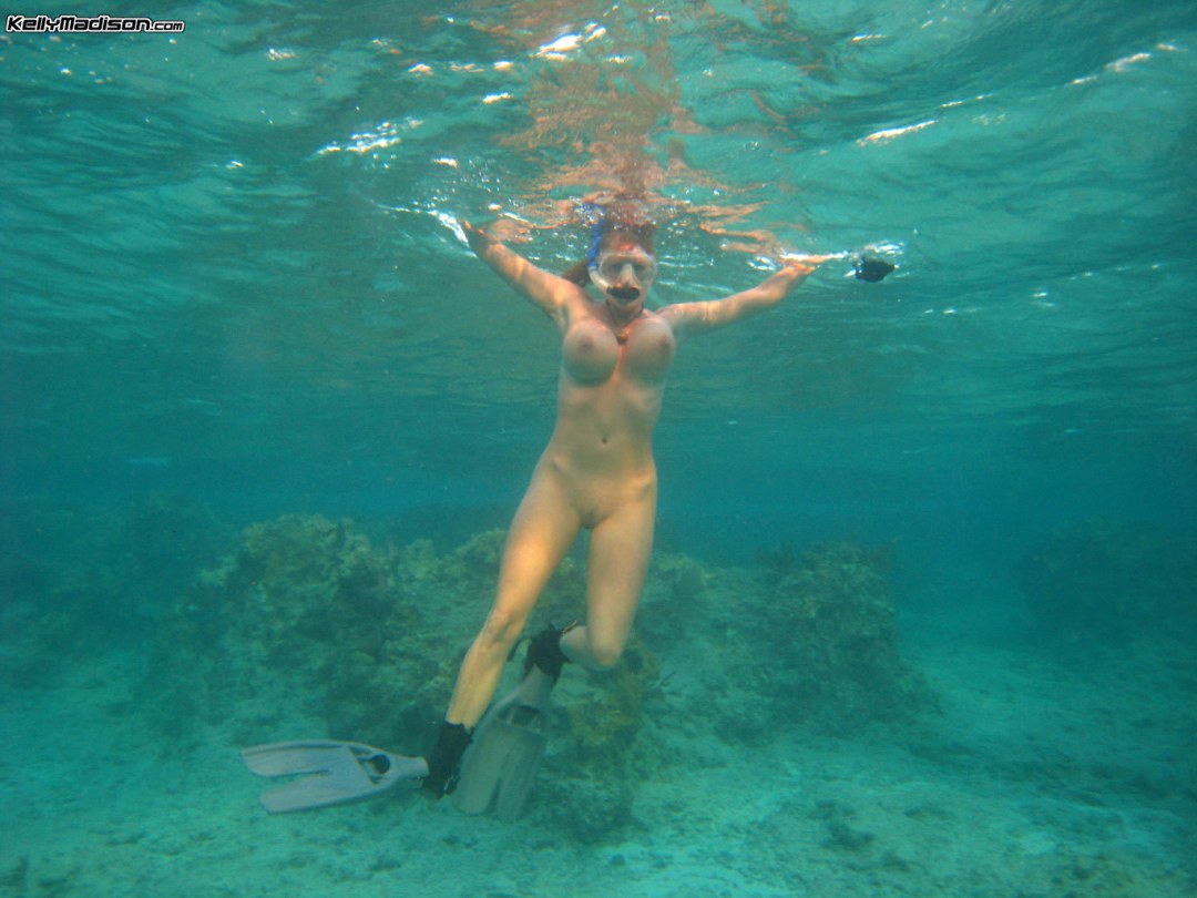 Aqualangistas desnudos