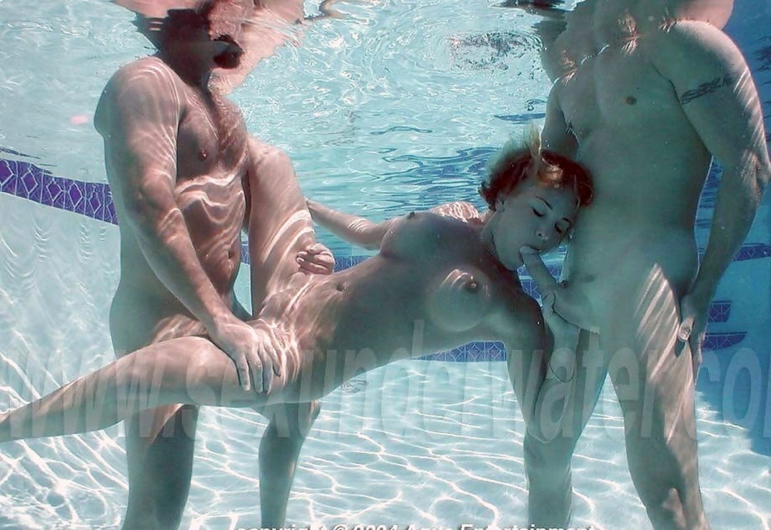 Joder en la piscina bajo el agua
