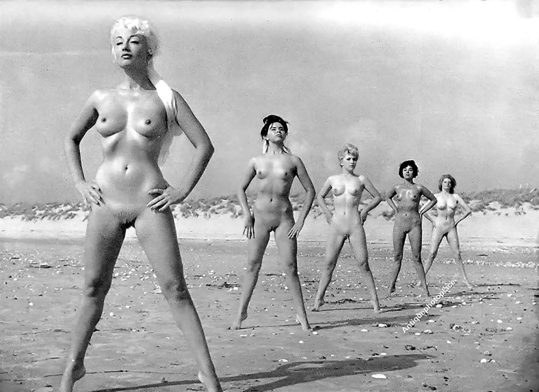 Chicas desnudas en la playa retro