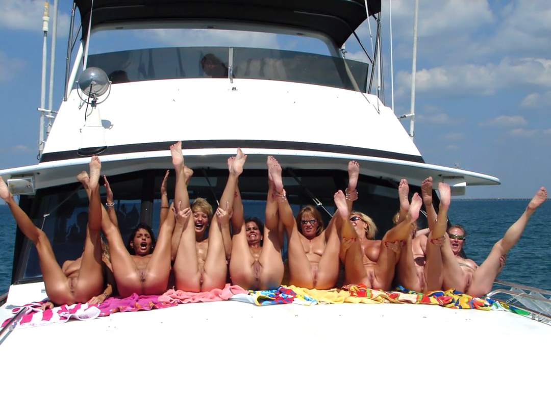 Mujeres desnudas en un crucero