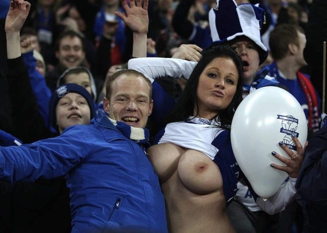 Fans desnudos en el estadio