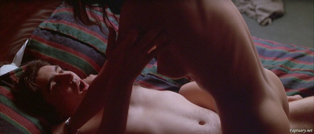 Natasha henstridge escena de sexo gif