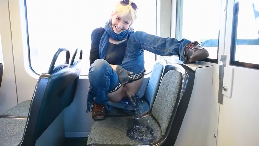 Desnudo en el transporte público
