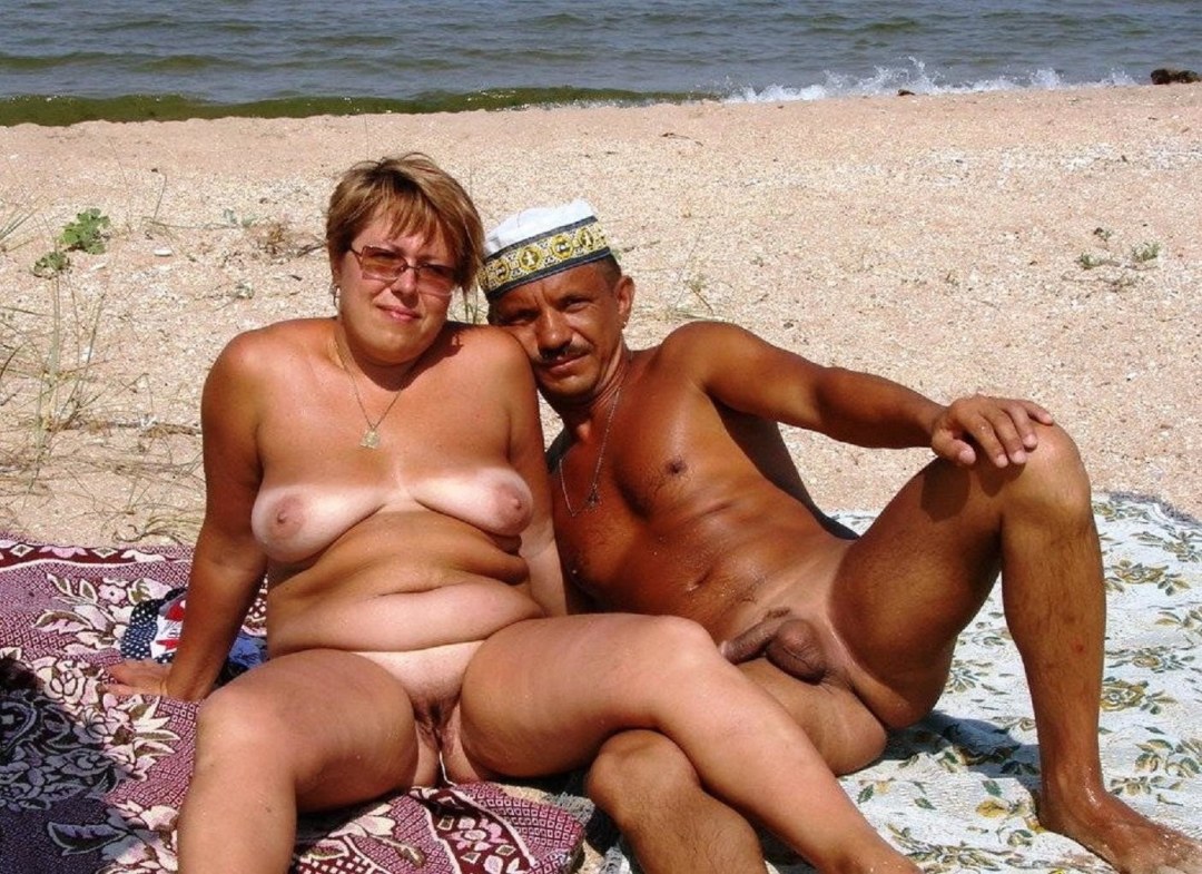 Parejas de ancianos desnudos en la playa
