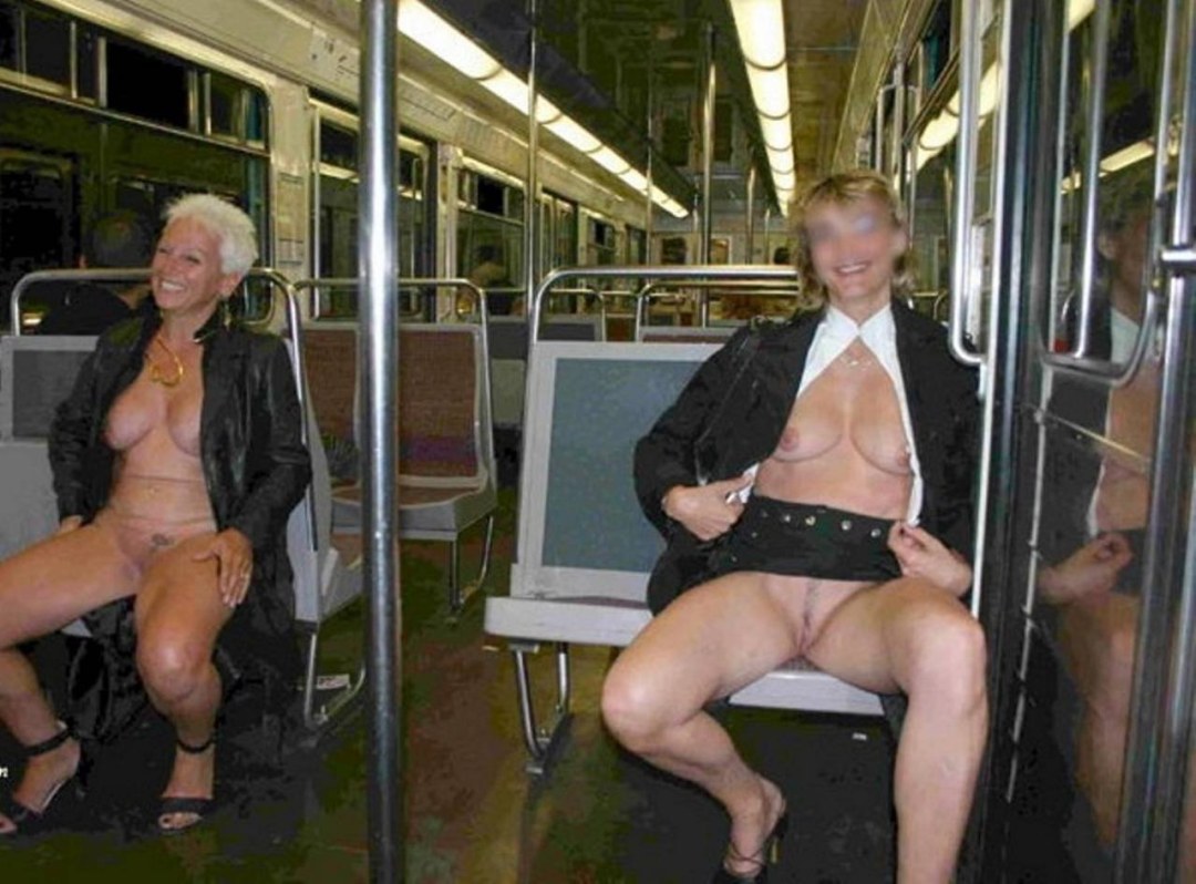 Mujer sin bragas en el metro