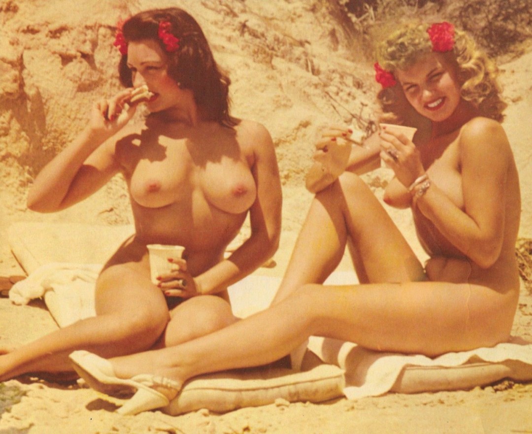 Chicas desnudas en la playa retro
