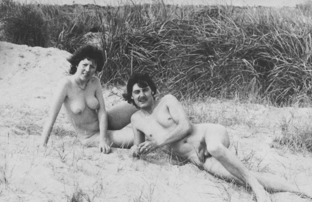 Los nudistas retro hacen el amor