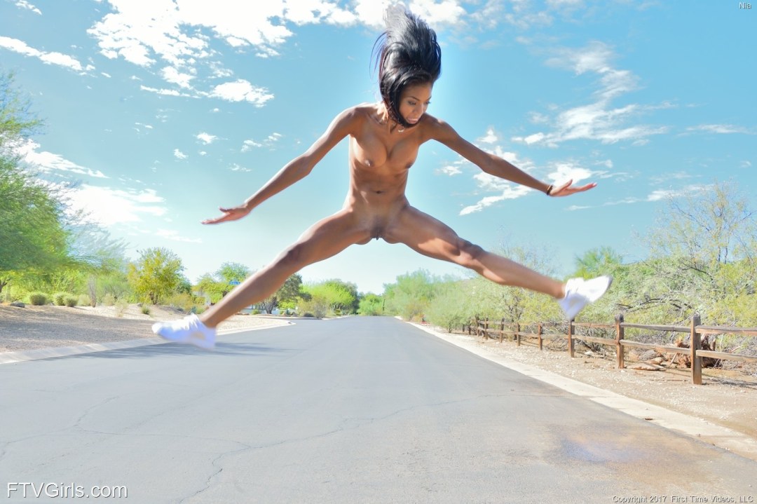 Las chicas desnudas corren en el camino