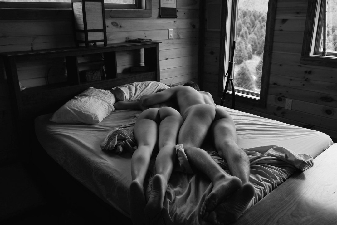 Abrazo desnudo en la cama