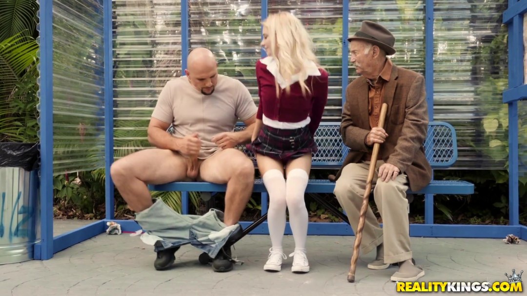 Desnudo en una parada de autobús