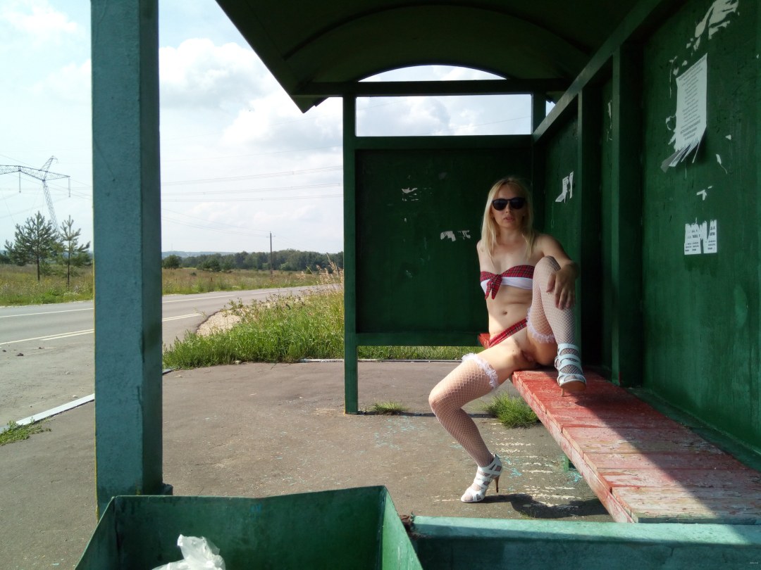 Desnudo en una parada de autobús