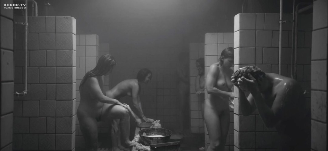 Julia Peresild desnuda en la casa de baños