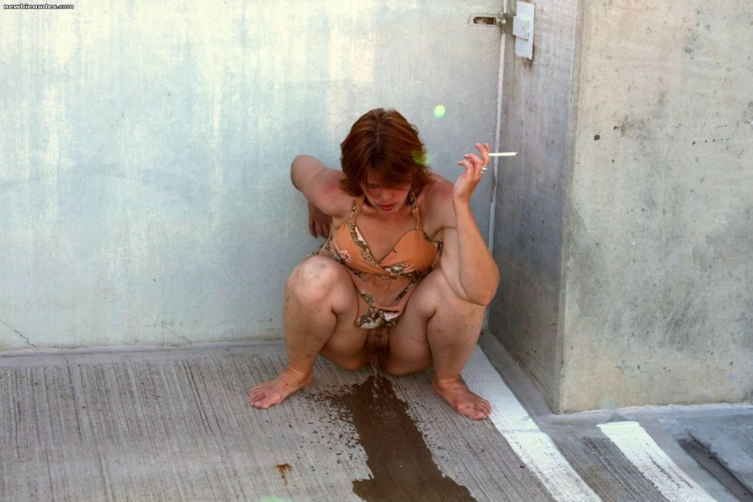Mujeres desnudas de edad avanzada en el baño mierda