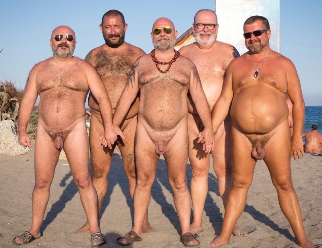 Hombres gordos desnudos en la playa