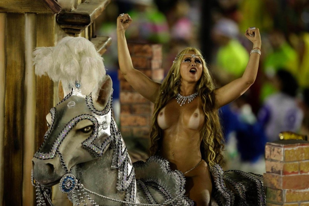 Andrea Martins Brasili Carnaval desnudo