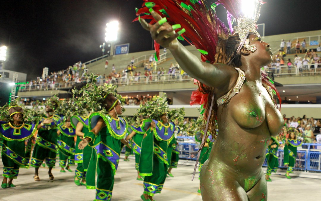 Carnaval brasileño con grandes tetas