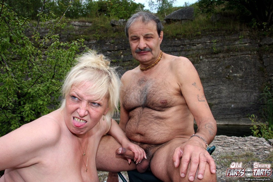 Mujeres desnudas y viejo abuelo