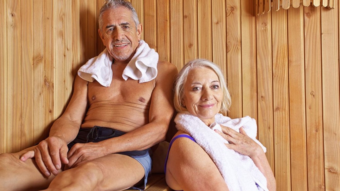 Personas mayores en la sauna