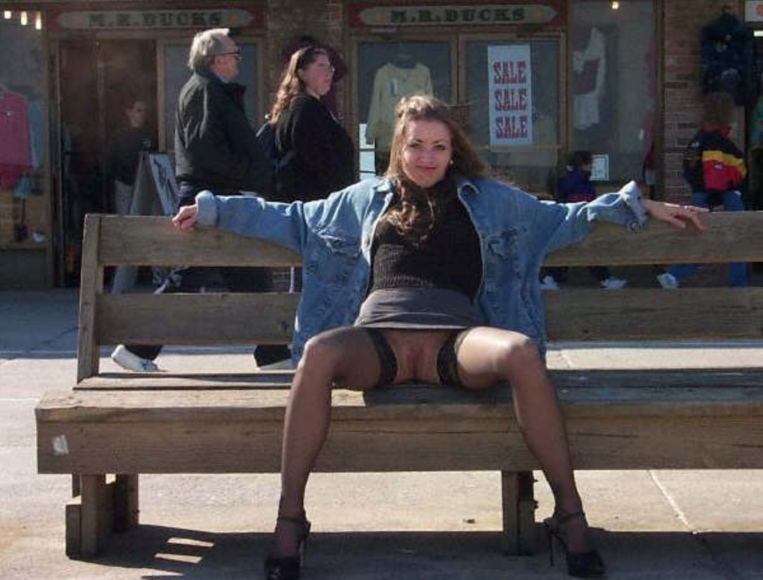 Chica en un banco sin bragas