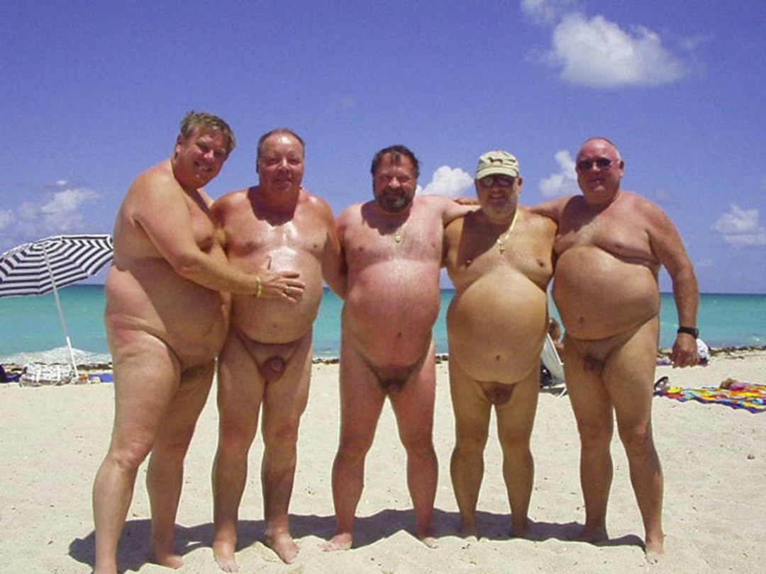 Hombres gordos desnudos en la playa
