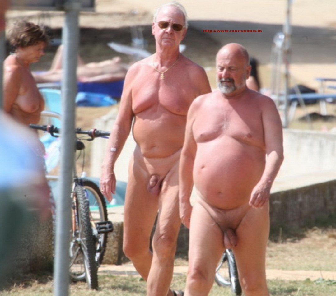 Hombres gordos desnudos en la playa