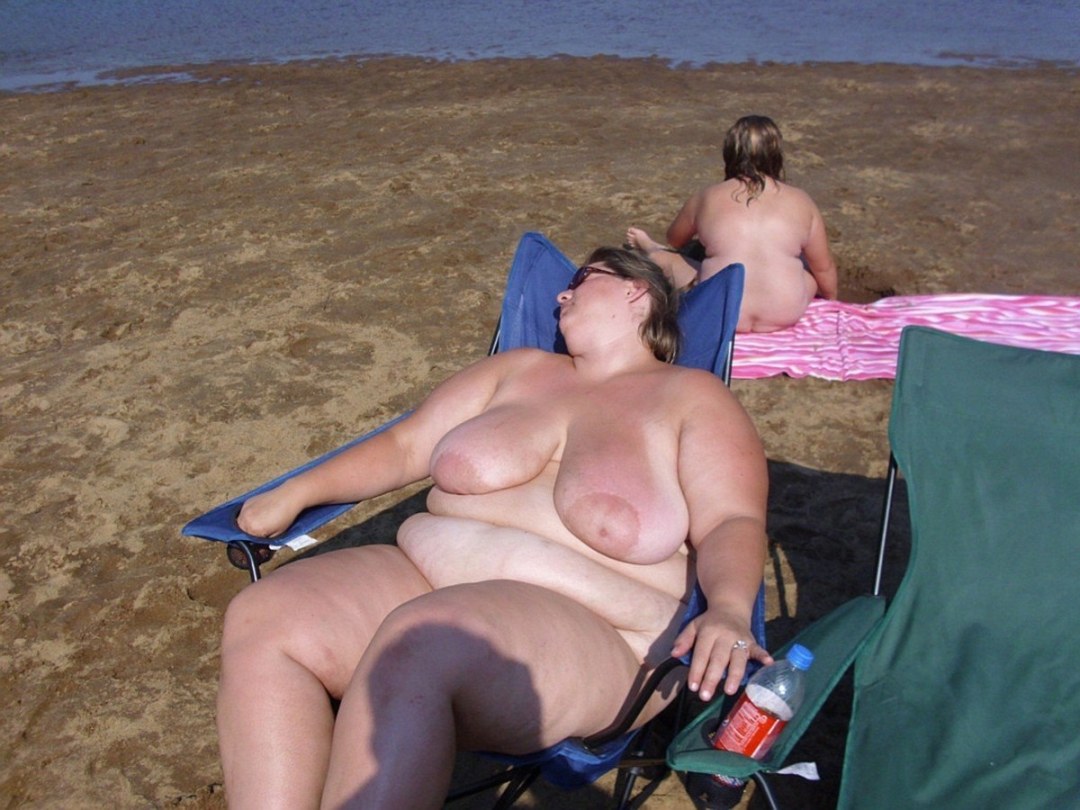 BBW maduro desnudo en la playa