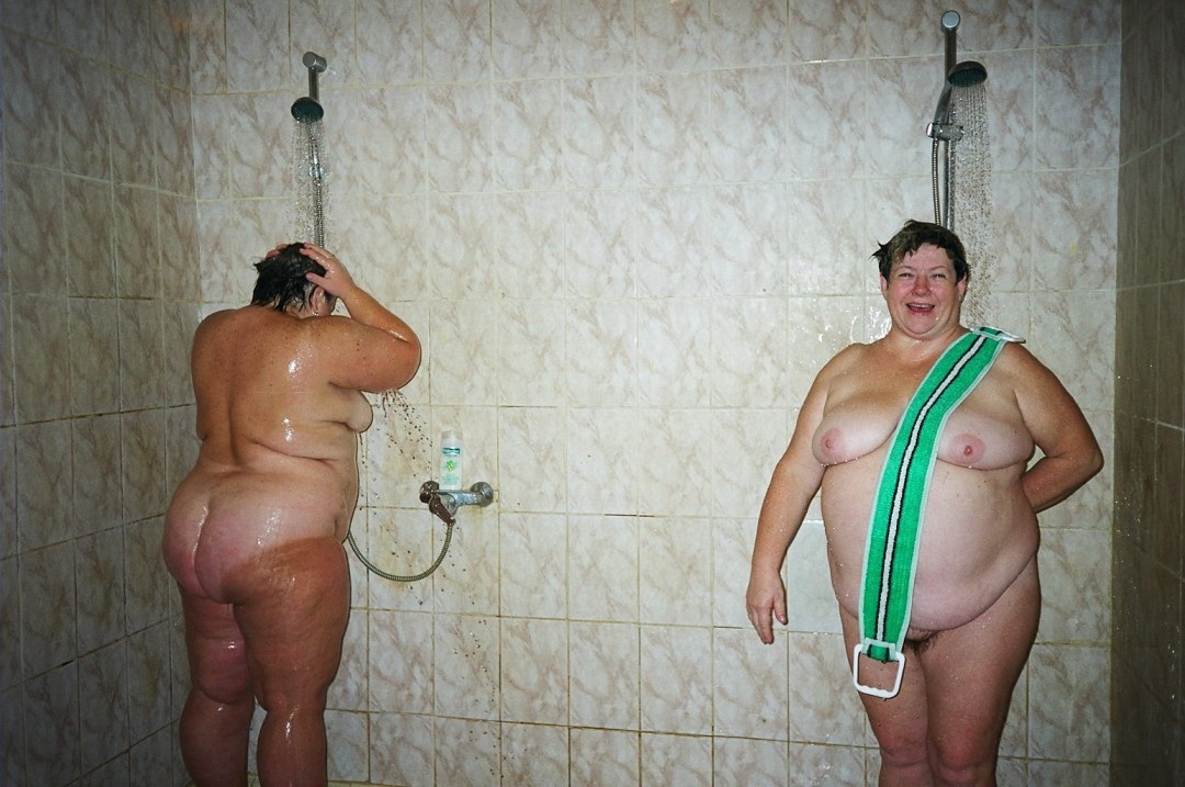 Las mujeres gordas se lavan en la ducha