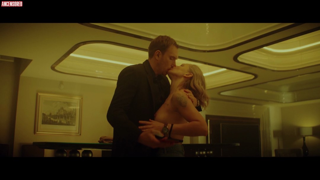 Julia Perefyld Bed Escenas